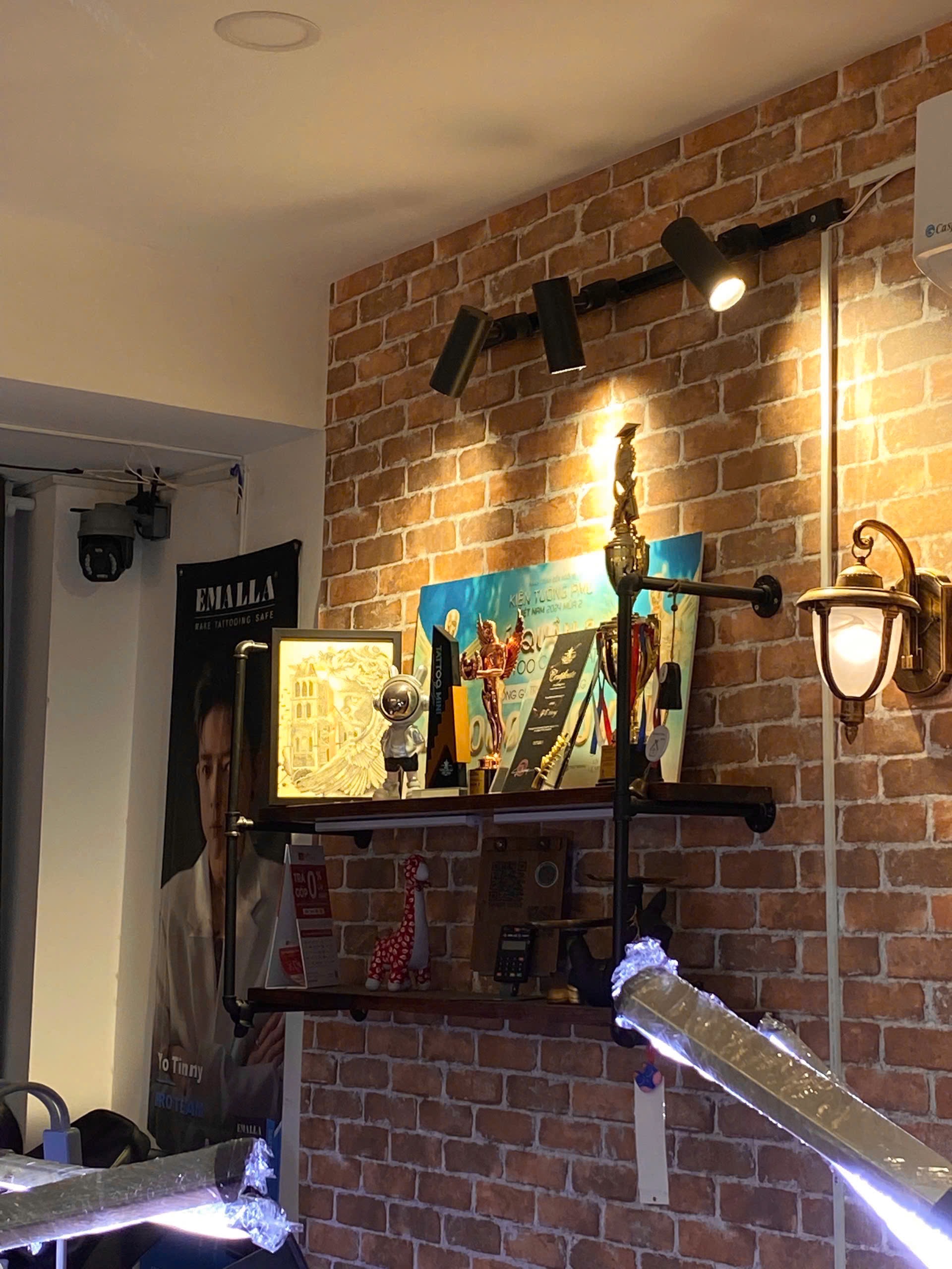 luxury tattoo studio interior saigon yotinny tattoo